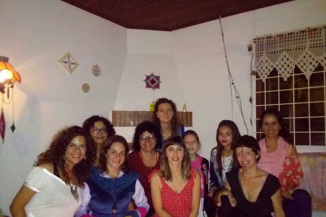 Simoni em um círculo de mulheres