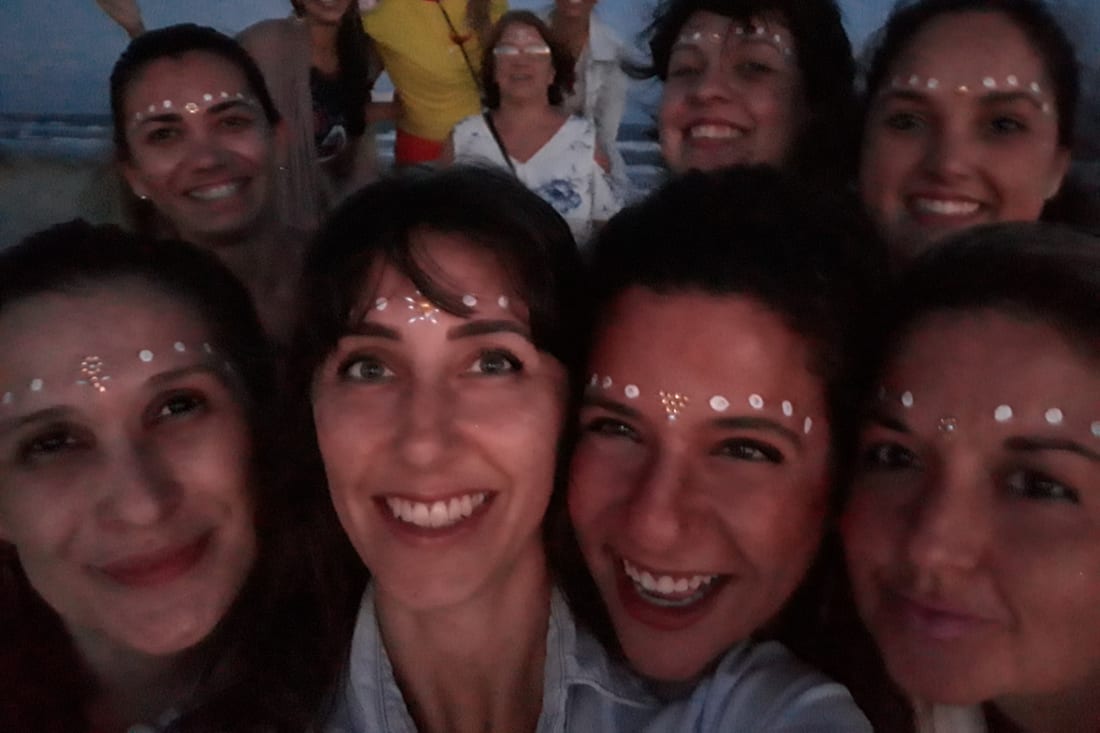 Simoni e mulheres em um encontro ritual