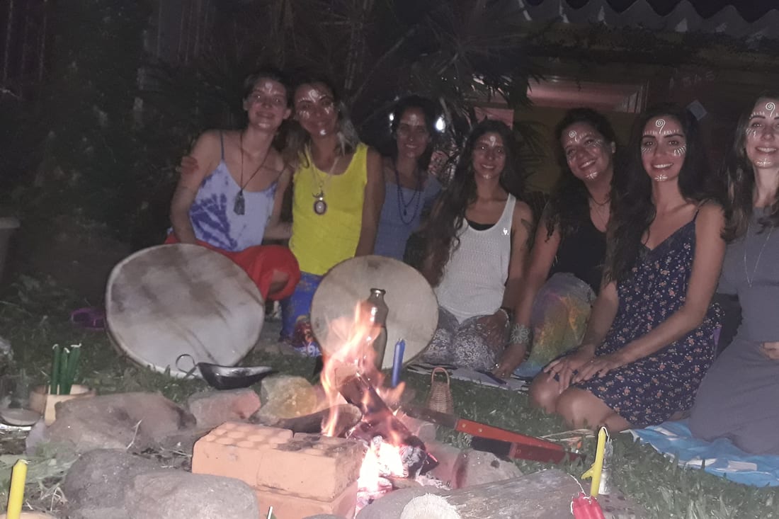 Simoni e mulheres reunidas