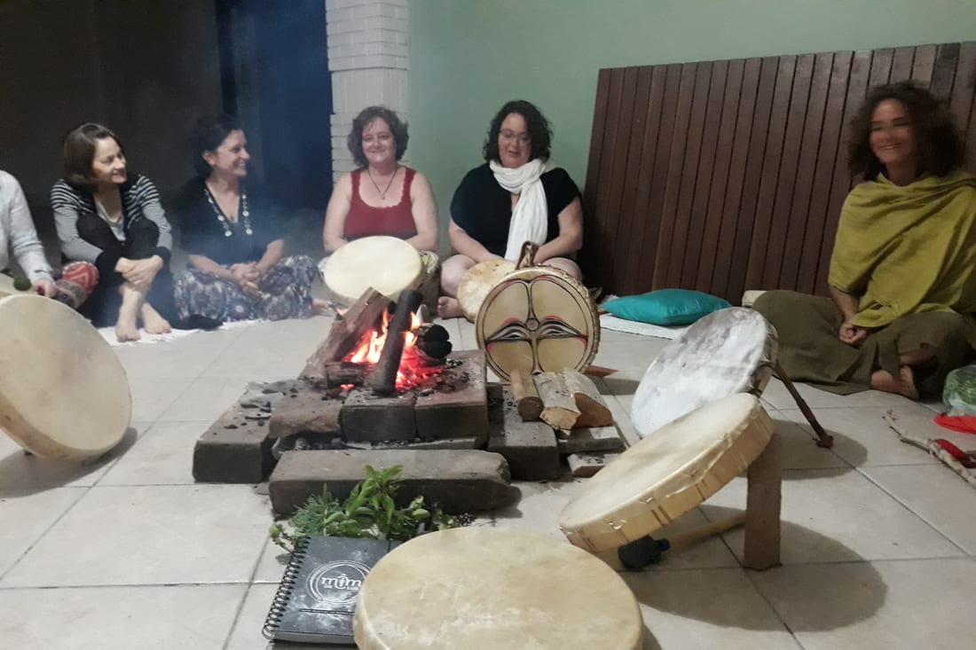 Círculo xamânico de tambores conduzido pela Simoni