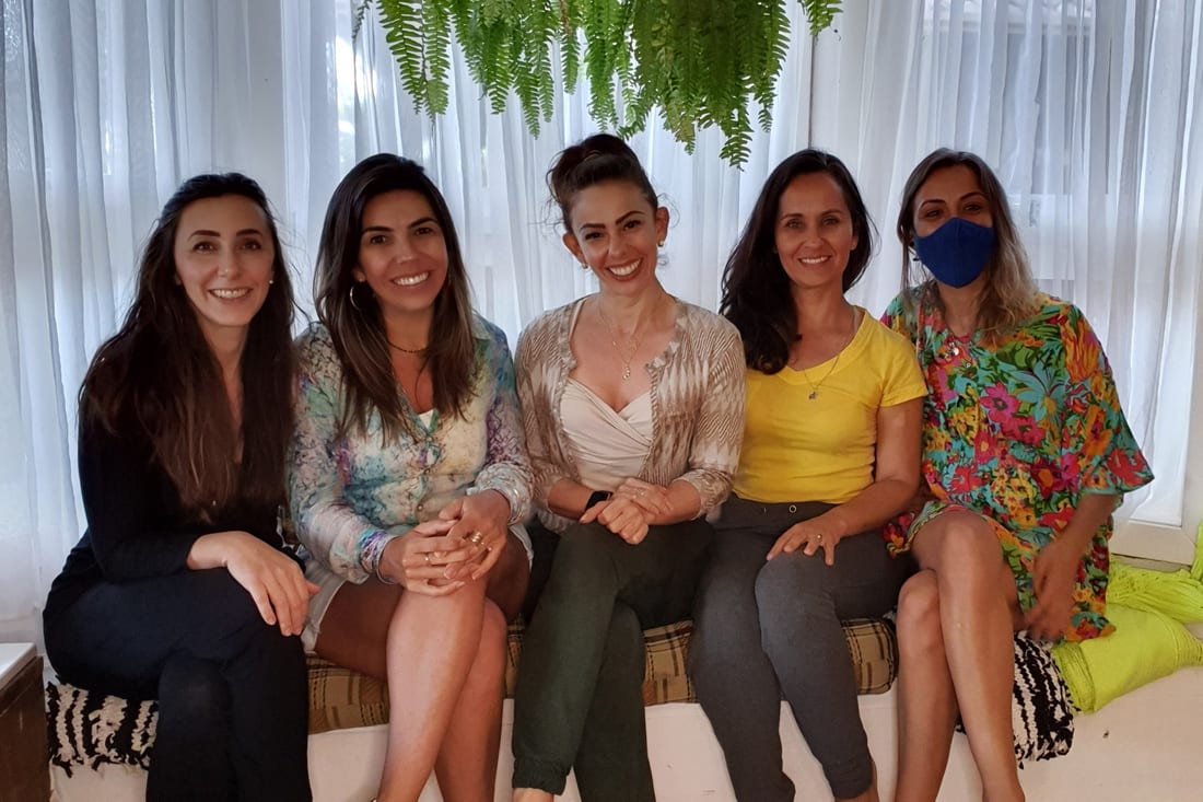 Simoni e alunas reunidas